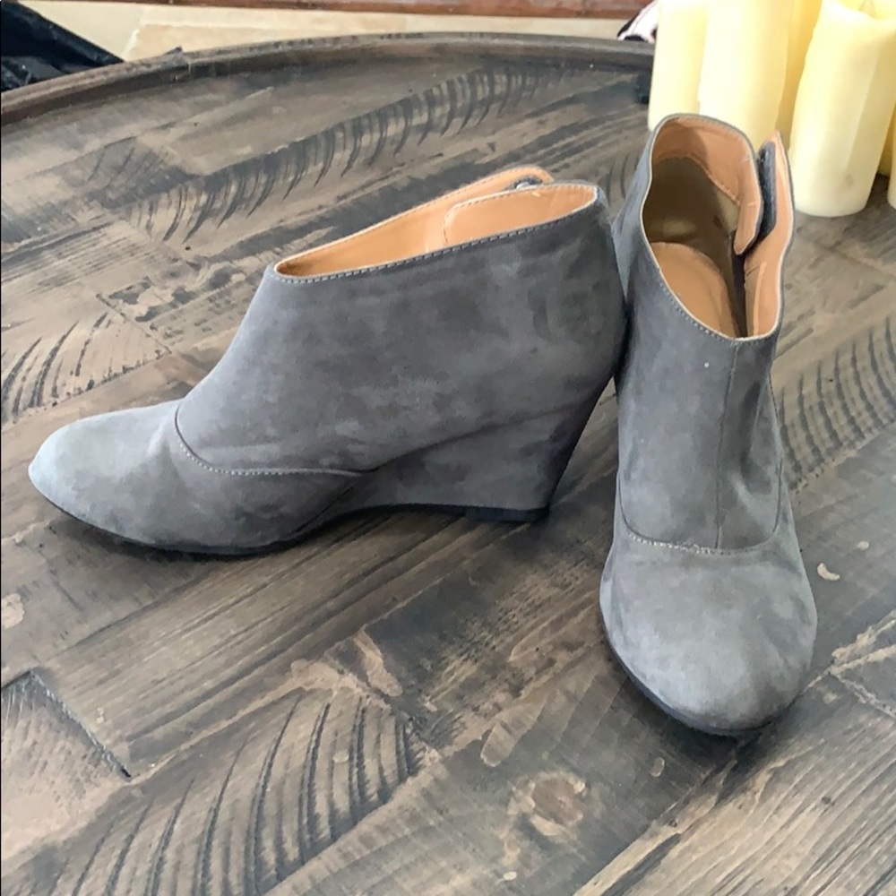 CL By Laundry grey suede wedge booties
